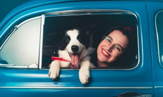 Femme en voiture avec son chien